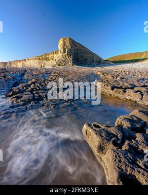 Llantwit Major, 22 aprile 2021: punta di Nash Point nella luce dell'ora d'oro, Glamorgan, Galles, Regno Unito Foto Stock