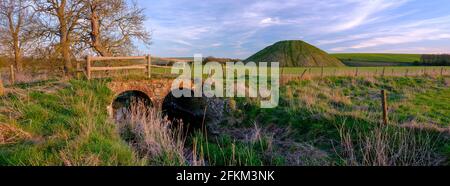 Avebury, Regno Unito - 23 aprile 2021: Tramonto su Old Silbury Hill vicino ad Avebury, nel Wiltshire, Regno Unito Foto Stock