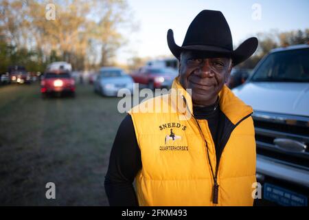 ACTO, New Jersey, Stati Uniti. 1 maggio 2021. BOB SNEAD di Harrisburg, Pennsylvania, riposa dal suo rimorchio del cavallo dopo aver atteso il suo compagno di cavallo per tornare fuori dal sentiero ad Atco, New Jersey. Snead è un otto volte campione del mondo, e insieme ad altri cowboy e cowgirls, da Maryland, Pennsylvania, New York e New Jersey ha partecipato alle donazioni di azionamento del fondo Crazy Faith Riders Toiletry per il Mt. Nebo Santa Chiesa Outreach Ministero del Monte Holly, N.J Credit: Brian Branch Price/ZUMA Wire/Alamy Live News Foto Stock