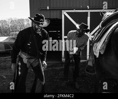 ACTO, New Jersey, Stati Uniti. 1 maggio 2021. DUSTY HARRIS Harrisburg, Pennsylvania, ha lasciato le ginocchia morbide dopo essere scese dal suo dopo il Crazy Faith Riders percorso e donazioni di fondi di toilette per il Mt. Nebo Santa Chiesa Outreach Ministero del Monte Holly, N.J. mentre il suo collega cowboy ride. Credit: Brian Branch Price/ZUMA Wire/Alamy Live News Foto Stock