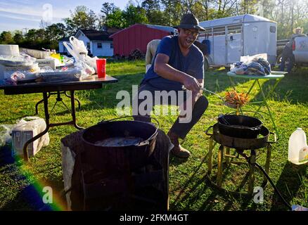 ACTO, New Jersey, Stati Uniti. 1 maggio 2021. Cowboy RAY CHAVOUS, cuoce pesce e patatine fritte durante una frittura di pesce dopo che lui e altri cowboy e cowgirls, da Maryland, Pennsylvania, New York e New Jersey hanno partecipato al Crazy Faith Riders Trail ride e donazioni di fondo di toilette per il Mt. Nebo Santa Chiesa Outreach Ministero del Monte Holly, N.J. Credit: Brian Branch Price/ZUMA Wire/Alamy Live News Foto Stock