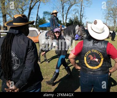 ACTO, New Jersey, Stati Uniti. 1 maggio 2021. AL LYNCH di Philadelphia, Pennsylvania, parla con i suoi compagni cowboy e cowgirls con il suo cavallo Azure Blue ad Atco, New Jersey. Lynch, insieme ad altri cowboy e cowgirls, provenienti dal Maryland, Pennsylvania, New York e New Jersey, ha partecipato alle donazioni di fondi di toilety Riders di Crazy Faith per il Mt. Nebo Santa Chiesa Outreach Ministero del Monte Holly, N.J. Lynch è cresciuto a North Philadelphia in una sezione chiamata 'village', ora conosciuta come Strawberry Mansion, è cresciuto cavalcando cavalli e ha vagato fuori dalle scuderie Fletcher Street a Philadelphia e anche pla Foto Stock