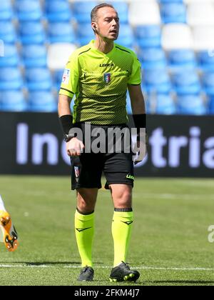 REGGIO EMILIA, ITALIA - 2 MAGGIO: Arbitro Luca Pairetto durante la serie A match tra Sassuolo e Atalanta Bergamo allo stadio Mapei il 2 maggio 2021 a Reggio Emilia (Foto di Ciro Santangelo/Orange Pictures) Foto Stock