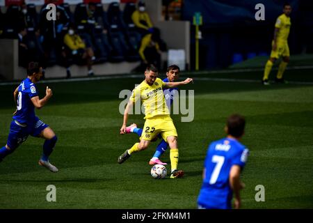 VILLAREAL, SPAGNA - 2 MAGGIO: Moi Gomez di Villarreal CF e Damian Suarez di Getafe CF durante la Liga Santander match tra Villarreal CF e Getafe CF all'Estadio de la Ceramica il 2 maggio 2021 a Villareal, Spagna (Foto di Pablo Morano/Orange Pictures) Foto Stock