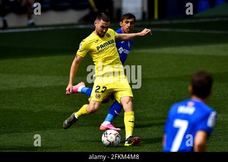 VILLAREAL, SPAGNA - 2 MAGGIO: Moi Gomez di Villarreal CF e Damian Suarez di Getafe CF durante la Liga Santander match tra Villarreal CF e Getafe CF all'Estadio de la Ceramica il 2 maggio 2021 a Villareal, Spagna (Foto di Pablo Morano/Orange Pictures) Foto Stock