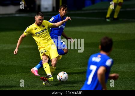 VILLAREAL, SPAGNA - 2 MAGGIO: Moi Gomez di Villarreal CF e Damian Suarez di Getafe CF durante la Liga Santander match tra Villarreal CF e Getafe CF all'Estadio de la Ceramica il 2 maggio 2021 a Villareal, Spagna (Foto di Pablo Morano/Orange Pictures) Foto Stock