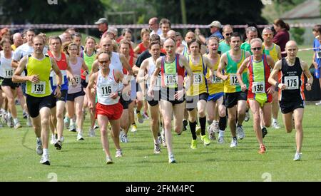 Molti Giochi Olimpici di Wenlock gestiti dalla Wenlock Olympic Society. Inizio della gara su strada 7k. 10/7/2011. IMMAGINE DAVID ASHDOWN Foto Stock