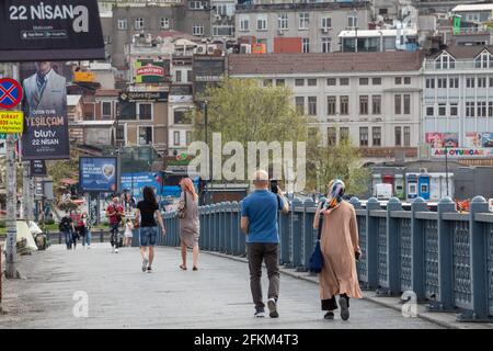 Solo i turisti sono stati visti nel distretto di Galata il 3° giorno del coprifuoco a causa dell'epidemia di coronavirus a Beyoglu, Istanbul, Turchia, il 2 maggio 2021. T Foto Stock