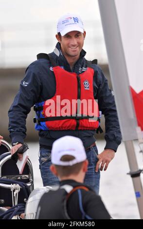 BEN AINSLIE GIVEING GLEN MOORE UNA LEZIONE DI VELA.. 30/6/2011. IMMAGINE DAVID ASHDOWN Foto Stock