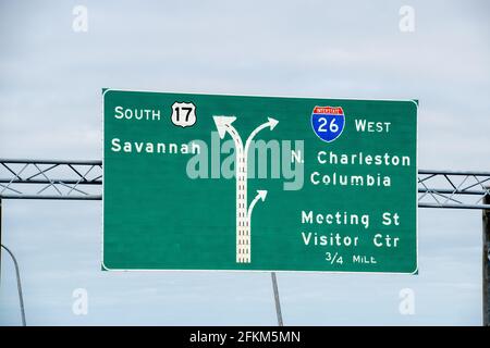Un cartello autostradale sul ponte Ravenel con indicazioni per Savannah, North Charleston, Meeting Street e un centro visitatori Foto Stock