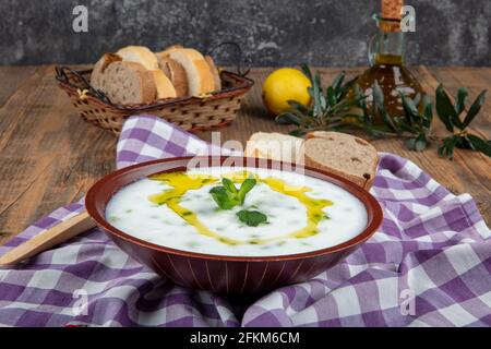 Cacik (tapas tradizionali turche allo yogurt). Tradizionale bevanda turca cacik o tzatziki . a base di yogurt e cetrioli. Foto Stock