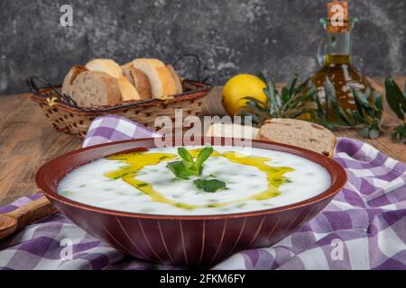 Cacik (tapas tradizionali turche allo yogurt). Tradizionale bevanda turca cacik o tzatziki . a base di yogurt e cetrioli. Foto Stock