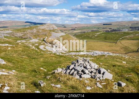 Lo Yorkshire Dales tre picchi presi da Smearsett Scar vicino a stabilirsi a Craven Foto Stock