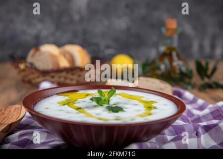 Cacik (tapas tradizionali turche allo yogurt). Tradizionale bevanda turca cacik o tzatziki . a base di yogurt e cetrioli. Foto Stock