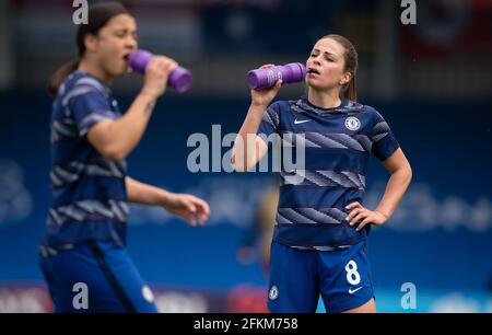 Kingston, Regno Unito. 02 maggio 2021. Melanie Leupolz of Chelsea Women prende una bevanda pre-partita durante la seconda tappa semi finale della UEFA Women's Champions League a porte chiuse incontro tra Chelsea Women e FC Bayern Monaco al Kingsmeadow Stadium, Kingston, Inghilterra, il 2 maggio 2021. Foto di Andy Rowland. Credit: Prime Media Images/Alamy Live News Foto Stock