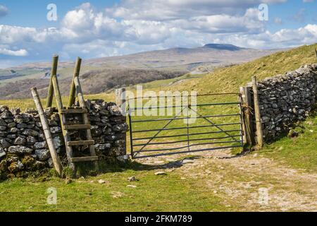 Lo Yorkshire Dales tre picchi presi da Smearsett Scar vicino a stabilirsi a Craven Foto Stock