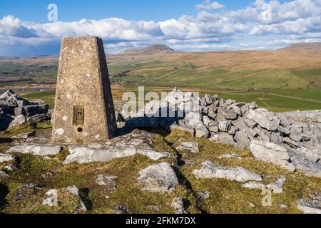 Lo Yorkshire Dales tre picchi presi da Smearsett Scar vicino a stabilirsi a Craven Foto Stock