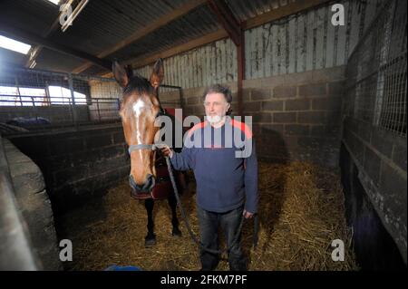 IL FORMATORE PAT RODFORD & SPARKEY PUÒ CHI CORRERÀ A CHELTENHAM NELLE SUE SCUDERIE IN ASH SOMERSET.7/3/2011. IMMAGINE DAVID ASHDOWN Foto Stock