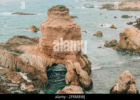 Grotto Rock lungo il Bluff Trail nel Montana de Oro state Park, Los Osos, California Central Coast Foto Stock