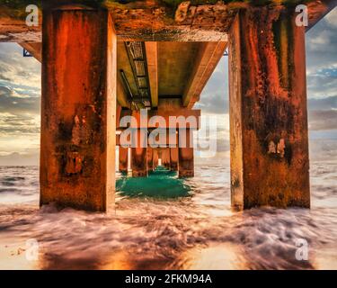 ponte molo mare spiaggia soleggiato isole estate bellissimo cielo Foto Stock