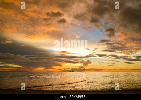 Tramonto sul porto di Darwin nel territorio settentrionale dell'Australia Foto Stock