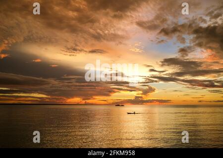 Tramonto sul porto di Darwin nel territorio settentrionale dell'Australia Foto Stock