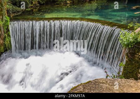 Cascata sul Lago Krupajsko in Serbia in una giornata estiva nella foresta. Concetto nazionale di bellezza e natura Foto Stock