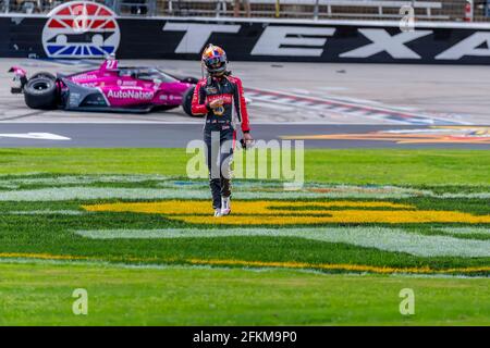 Piedi Worth, Florida, Stati Uniti. 2 maggio 2021. ALEXANDER ROSSI (27) degli Stati Uniti torna ai box dopo essere stato coinvolto in un relitto al primo giro durante la gara per L'ESPIAZIONE 375 al Texas Motor Speedway a ft. Worth, Florida. Credit: Walter G Arce Sr Grindstone Medi/ASP/ZUMA Wire/Alamy Live News Foto Stock