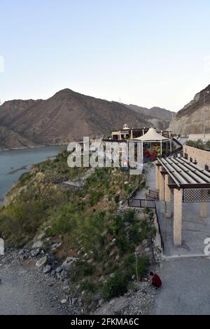 La vista e intorno alla diga di al Rafisah, vicino a Wadi Shis nelle montagne di Hajar Foto Stock