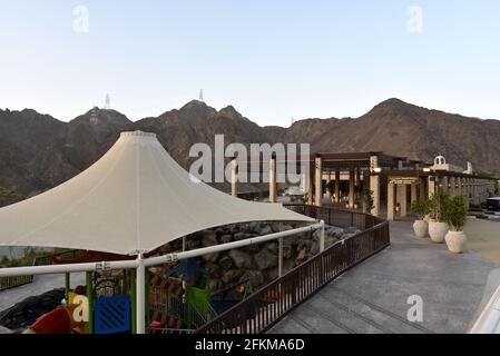 La vista e intorno alla diga di al Rafisah, vicino a Wadi Shis nelle montagne di Hajar Foto Stock