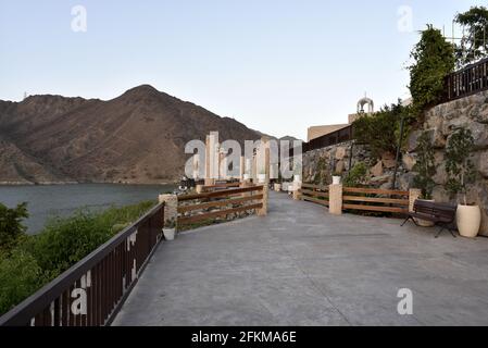 La vista e intorno alla diga di al Rafisah, vicino a Wadi Shis nelle montagne di Hajar Foto Stock