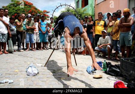 Eunapolis, bahia, brasile - 30 dicembre 2020: artista di strada fa tra anelli di coltello nella città di Eunapolis *** Local Caption *** . Foto Stock