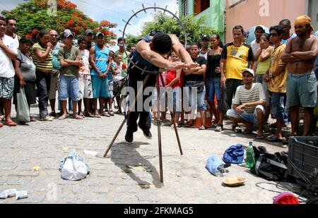 Eunapolis, bahia, brasile - 30 dicembre 2020: artista di strada fa tra anelli di coltello nella città di Eunapolis *** Local Caption *** . Foto Stock