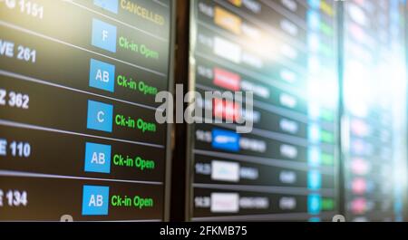 Scheda informativa o display dei voli aeroportuali e stato dell'orario di attivazione. Città e destinazioni diverse da tutto il mondo. Foto Stock