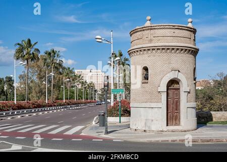 Il ponte dei fiori attraversa il Jardin del Turia nella città di Valencia. Architetto Santiago Calatrava. Spagna, Europa Foto Stock