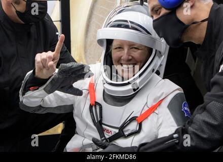 L'astronauta della NASA Shannon Walker viene aiutato dalla navicella spaziale SpaceX Crew Dragon Resilience a bordo della navicella di recupero SpaceX GO Navigator dopo che, gli astronauti della NASA Mike Hopkins, Victor Glover, E Giappone Aerospace Exploration Agency (JAXA) astronauta Soichi Noguchi, sbarcato nel Golfo del Messico al largo della costa di Panama City, Florida, domenica 2 maggio 2021. La missione SpaceX Crew-1 della NASA è stata il primo volo a rotazione dell'equipaggio della navicella spaziale SpaceX Crew Dragon e del razzo Falcon 9 con astronauti per la Stazione spaziale Internazionale come parte del Commercial Crew Program dell'agenzia.Mandatory Credit: Bill in Foto Stock