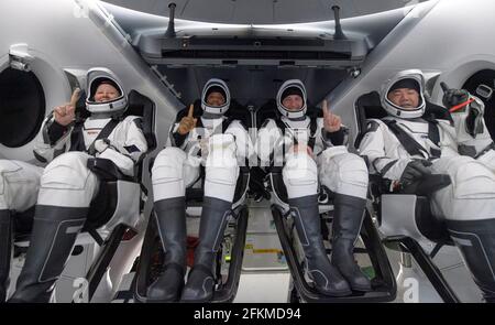 Astronauti della NASA Shannon Walker, a sinistra, Victor Glover, Mike Hopkins, E Giappone Aerospace Exploration Agency (JAXA) astronauta Soichi Noguchi, a destra sono visti all'interno della SpaceX Crew Dragon Resilience a bordo della nave di recupero SpaceX GO Navigator poco dopo essere atterrato nel Golfo del Messico al largo della costa di Panama City, Florida, domenica 2 maggio 2021. La missione SpaceX Crew-1 della NASA è stata il primo volo a rotazione dell'equipaggio della navicella spaziale SpaceX Crew Dragon e del razzo Falcon 9 con astronauti per la Stazione spaziale Internazionale come parte del programma Commercial Crew dell'agenzia.Mandatory Credit: Foto Stock