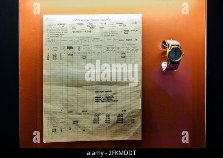 Enola Gay, bombardamento atomico di Hiroshima, record di volo e orologio del colonnello Paul W. Tibbets, Jr., il National WWII Museum, New Orleans, Louisiana, USA Foto Stock