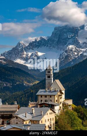 Chiesa di Colle Santa Lucia con la vetta del Monte Pelmo sullo sfondo, Colle Santa Lucia, Val Fiorentina, Dolomiti Italia Foto Stock