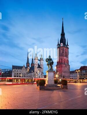 Mercato con la chiesa di mercato Unser Lieben Frauen, anche Marienkirche, Torre Rossa, tram, Halle an der Saale, Sassonia-Anhalt, Germania Foto Stock