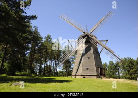 Mulino a vento, Muzeum Budownictha Ludowego Parco Etnograficzny, museo all'aperto di architettura tradizionale, casali e chiese in Prussia orientale Foto Stock