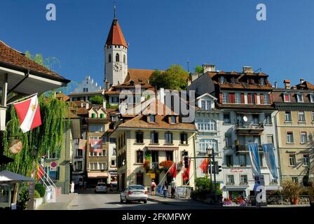 Città vecchia con chiesa cittadina, Thun, Canton Berna, Svizzera Foto Stock