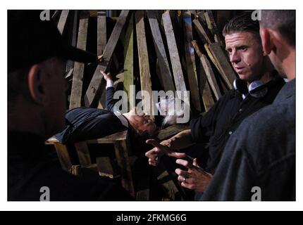 Riprese di Revengers Tragedy agosto 2001 a St. Georges Hall, centro di Liverpool. Eddie Izzard come Lussurioso aspetta di essere bruciato, mentre il regista Alex Cox parla con altri attori della scena. 1/8/2001 Foto Stock