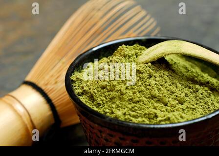 Tè giapponese Matcha, scopa di bambù e spatola, ciotola con tè verde in polvere, tè verde Foto Stock