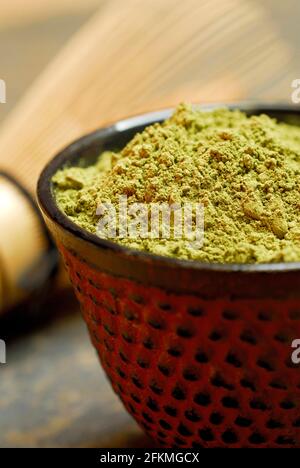 Tè giapponese Matcha, scopa di bambù, ciotola con tè verde in polvere, tè verde Foto Stock