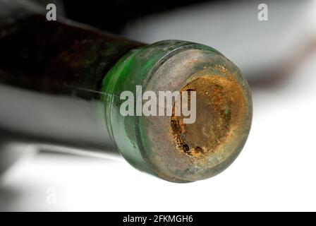 Sughero in bottiglia di vino vecchio, vino vecchio, sughero invecchiato, tappo di sughero Foto Stock