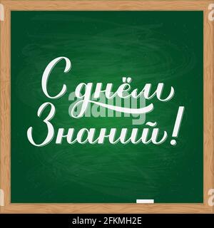 Giornata della conoscenza in calligrafia russa scritta a mano su lavagna verde. Prima giornata scolastica in Russia. Modello vettoriale per poster tipografico, saluto c Illustrazione Vettoriale