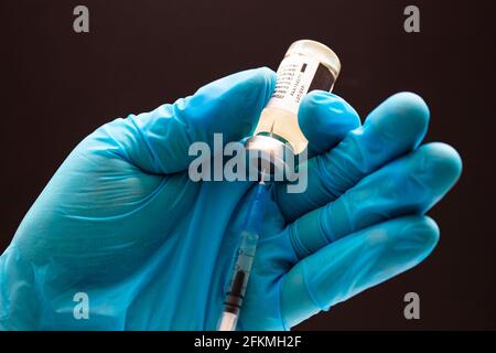 Calgary, Alberta. Canada. 02 aprile 2021. Operatore sanitario con un vaccino Pfizer e siringa per iniezione. Foto Stock