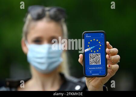 Simbolo foto vaccinazioni privilegi, donna mostra smartphone con digitale europea vaccinazione carta con codice QR, Corona crisi, Stoccarda Foto Stock