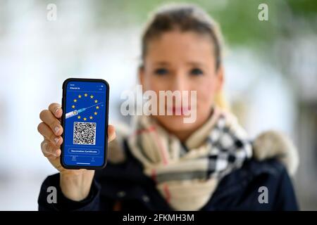 Simbolo foto vaccinazioni privilegi, donna mostra smartphone con digitale europea vaccinazione carta con codice QR, Corona crisi, Stoccarda Foto Stock